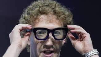 CEO da Meta, Mark Zuckerberg, experimenta óculos conectados da marca, que lidera o mercado.