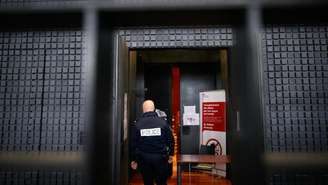 Um agente da polícia entra em uma sala de audiência no tribunal em Nantes, em 26 de maio de 2026.