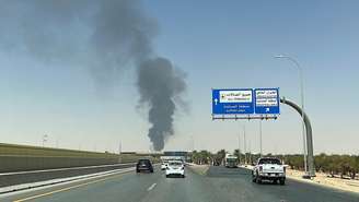 Uma grande coluna de fumaça preta sobe da área de armazenamento de combustível do Aeroporto Internacional Rei Khalid, em Riad, Arábia Saudita, em 19 de setembro de 2026. Foto tirada com celular.