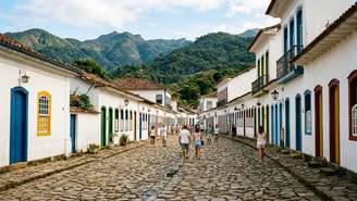 O Caminho do Ouro e a arquitetura colonial de Paraty mantêm viva a memória de antigas rotas.