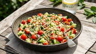 Utilizar o cuscuz como base de saladas coloridas é uma maneira refrescante e nutritiva de diversificar o cardápio.