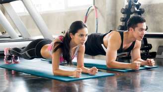 Entenda os benefícios da prancha, como fazer corretamente, quanto tempo permanecer na posição e quais cuidados tomar durante o exercício