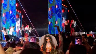 Palco cede durante apresentação de Gloria Groove e dois bailarinos caem