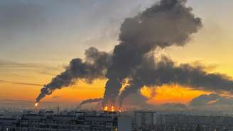 Colunas de fumaça se elevam de incêndios em uma refinaria de petróleo, na região de Moscou, na Rússia, em 20 de setembro de 2026.