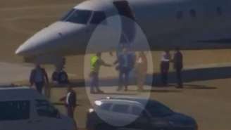  Moraes e Viviane aparecem deixando um Legacy 650, de prefixo PP-NLR, e sendo recebidos na pista
