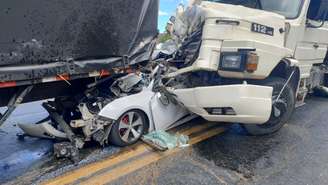 Carro é prensado por carreta e caminhão-baú em rodovia de MG neste domingo, 20; vítimas tiveram apenas ferimentos graves
