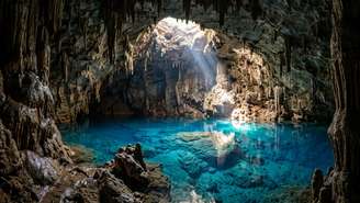 Os feixes solares da primavera e do verão transformam as águas límpidas do lago subterrâneo em um espetáculo de azul intenso.
