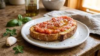 Ralar tomates maduros sobre fatias rústicas tostadas garante uma refeição rápida e saborosa.
