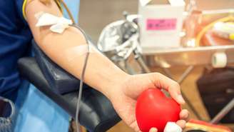 Testemunhas de Jeová mudam orientação sobre componentes do sangue; entenda o que passa a ser decisão individual e o que continua restrito