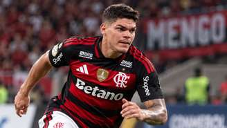 Ayrton Lucas em campo pelo Flamengo.
