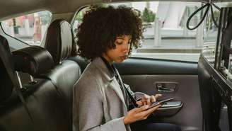 Recurso no celular usa pequenas bolinhas em movimento para ajudar quem sente enjoo ao olhar para a tela durante as viagens