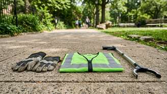A mobilização comunitária iniciada por caminhadas diárias expandiu-se e hoje recolheu centenas de milhares de libras de resíduos.