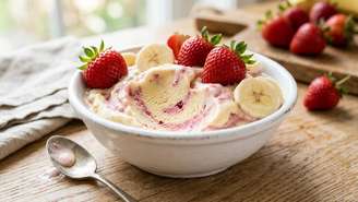 A combinação de frutas congeladas dispensa açúcar refinado e leite na receita.