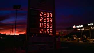Painel eletrônico exibe preços da gasolina e do diesel em um posto de combustíveis em Portiragnes, no sul da França, em 21 de setembro de 2026.