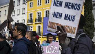 Protesto de imigrantes em frente ao Parlamento, em Lisboa, em 25 de outubro de 2025.
