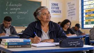 Depois de abandonar os estudos criança, ela busca autonomia através da educação.
