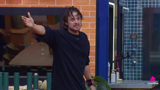 A Fazenda 18: Mônica e Franciele detonam Daniel Erthal após briga por trato da égua
