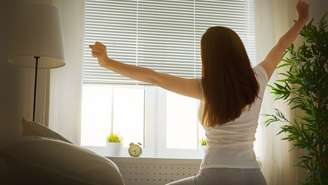 Criar uma rotina de slow morning pode ajudar a começar o dia com mais calma e menos estímulos das telas