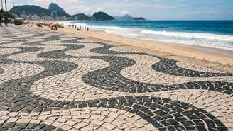 A preservação da Mata Atlântica e da paisagem cultural carioca fortalece a identidade e o turismo sustentável.