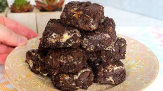 Aprenda como fazer palha italiana trufada com leite condensado, leite em pó, manteiga e biscoito de chocolate