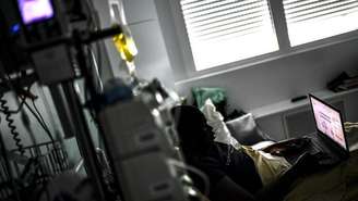 Paciente em um serviço de oncologia pediátrica no Hospital Armand-Trousseau, em Paris, em 16 de março de 2021. Legenda Folha: Paciente recebe atendimento em serviço de oncologia pediátrica do Hospital Armand-Trousseau, em Paris, na França, em março de 2021.