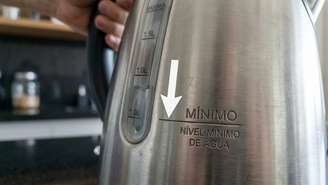 Medir a porção de água utilizando a caneca antes de abastecer a chaleira traz economia e praticidade para o dia a dia.