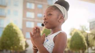 Phoenix Giselle Hicks entrou para o Guinness ao se tornar professora de yoga aos 5 anos após concluir uma formação de 200 horas