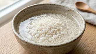 Movimentos suaves na lavagem evitam que o arroz quebre e fique com aspecto viscoso.