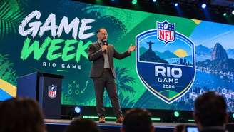 Luis Martinez, diretor-geral da NFL palestrando.