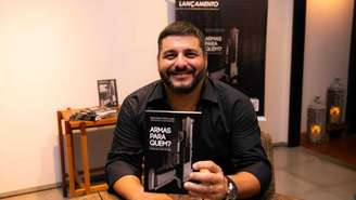 O especialista em segurança pública Roberto Uchôa durante o lançamento de seu livro "Armas para Quem?".