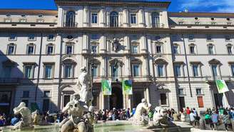 Na Praça Navona na frente dos portões do barroco Palácio Pamphilj, sede da Embaixada do Brasil em Roma, muitos brasileiros aguardavam para poder votar em uma das diversas seções eleitorais. (Imagem de arquivo de outubro/2022)