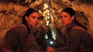 Cena íntima de Orlando Bloom ao lado das irmãs Rooney e Kate Mara causa polêmica (Divulgação)