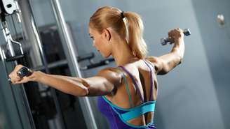 Quer fortalecer e definir os ombros? Conheça 5 exercícios para trabalhar a região e entenda por que esse treino vai além da estética