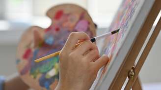 Criar um espaço para hobbies é uma maneira de unir criatividade, personalidade e funcionalidade na decoração