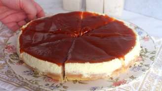 Torta de ricota com goiabada tem recheio cremoso e base crocante