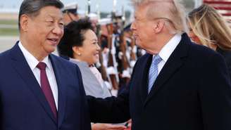 O presidente dos EUA, Donald Trump, e o presidente chinês, Xi Jinping, conversam na chegada de Xi, antes de uma visita de Estado, na Base Conjunta de Andrews, em Maryland, EUA, em 23 de setembro de 2026.