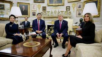 O presidente dos EUA, Donald Trump, e a primeira-dama Melania Trump encontram-se com o presidente chinês, Xi Jinping, e sua esposa, Peng Liyuan, no Salão Oval da Casa Branca, em Washington.