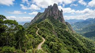 O planejamento adequado e o respeito à natureza garantem segurança e preservação durante as aventuras nas montanhas fluminenses.