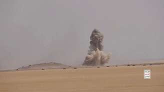 Imagem mostra fumaça no céu, nesta captura de tela, extraída de um vídeo que supostamente mostra combatentes houthis atacando forças apoiadas pela Arábia Saudita na área identificada pela fonte como a província de al-Jawf, no Iêmen, em 15 de setembro de 2026.