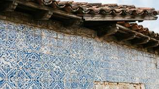 O centro histórico preserva um passado grandioso com sua malha colonial planejada.