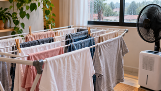cheiro de roupa mal seca, como secar roupas dentro de casa, evitar cheiro de mofo nas roupas, umidade no varal