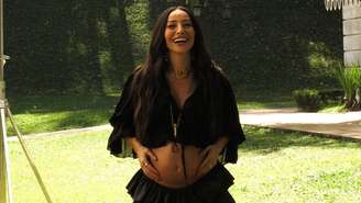 Sabrina Sato publicou um registro do ultrassom, em que aparece parte do rosto do primeiro filho com Nicolas Prattes; veja a foto