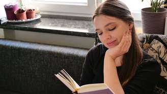 Confira 10 livros que vão virar filmes e séries, com adaptações estreladas por Anne Hathaway, Dakota Johnson, Emma Corrin e mais