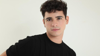 Ator que faz o Mau Mau em 'Quem Ama Cuida' aciona a Justiça após episódio de homofobia