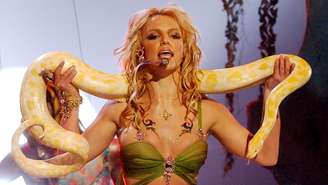 Britney Spears em performance de "I'm a Slave 4 U" no MTV VMA de 2001