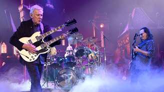 Alex Lifeson, Anika Nilles e Geddy Lee durante show do Rush em 2026