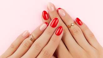 Ama unhas vermelhas? Conheça 5 maneiras modernas de usar a cor e renovar a manicure sem abandonar o clássico