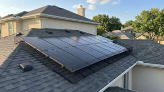 O acúmulo de ninhos e dejetos de pombos nos painéis solares reduz a eficiência energética e pode causar danos estruturais e infiltrações no telhado da residência.