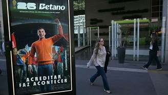 Propaganda de bet em uma rua. 