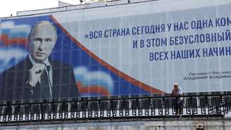 Outdoor com uma citação do presidente russo Vladimir Putin: "Hoje, todo o país forma uma única equipe, e nisso reside o sucesso incontestável de todas as nossas iniciativas", em Sebastopol, na Crimeia, em 18 de setembro de 2026.